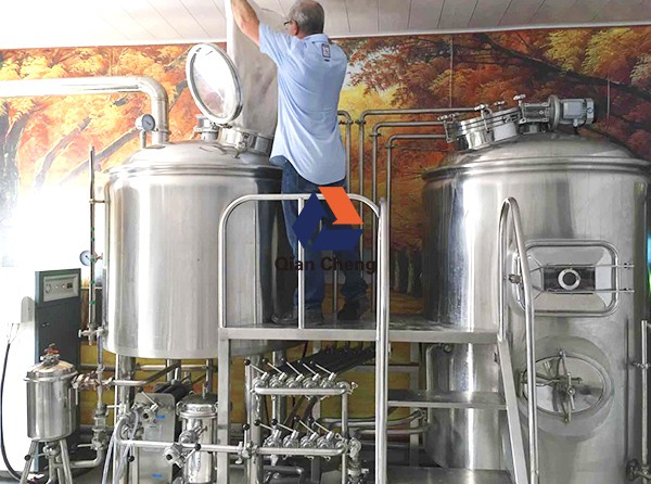 德国酿酒师在仟程现场进行酿酒指导