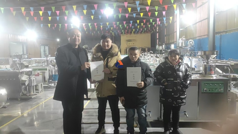 江苏客户签约两台全自动豆腐机和豆皮机